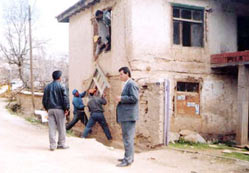 Yıkıma babasının evinden başladı
