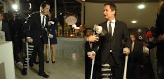 Koltuk değnekli Acun Ilıcalı