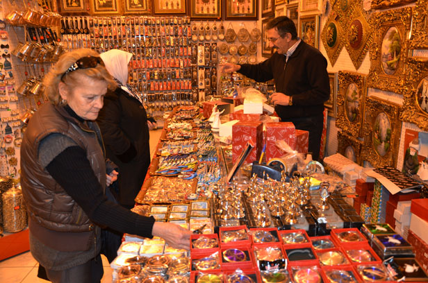 Vuslat'a gelenler esnafın yüzünü güldürüyor