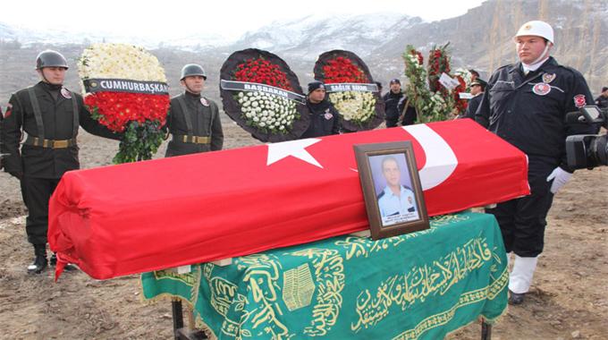 Şehit polis toprağa verildi