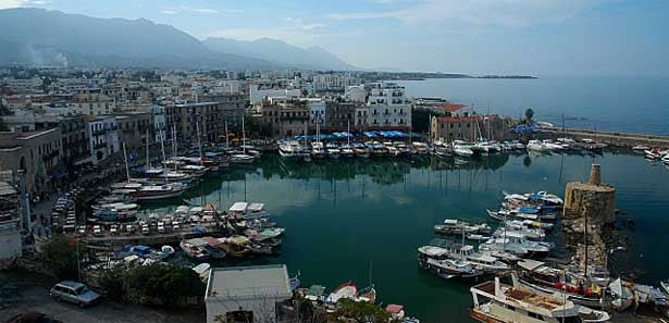 Kriz Rumlar'ı sokağa döktü