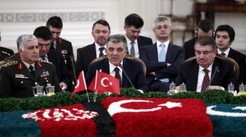 Zirve logosuna Hayrünnisa Gül imzası