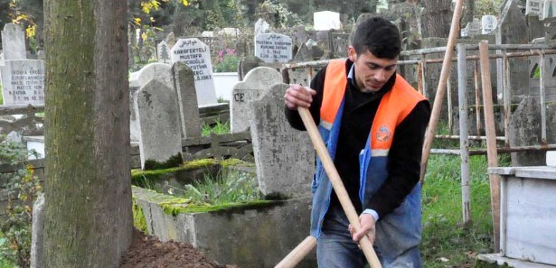 Cezasını mezarlıkta çekiyor