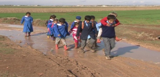 Ağabey sırtında taşımalı eğitim