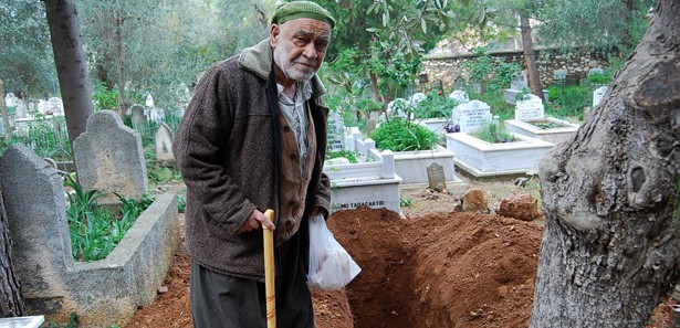 Mezarı kazılan yaşlı adam çıka geldi!