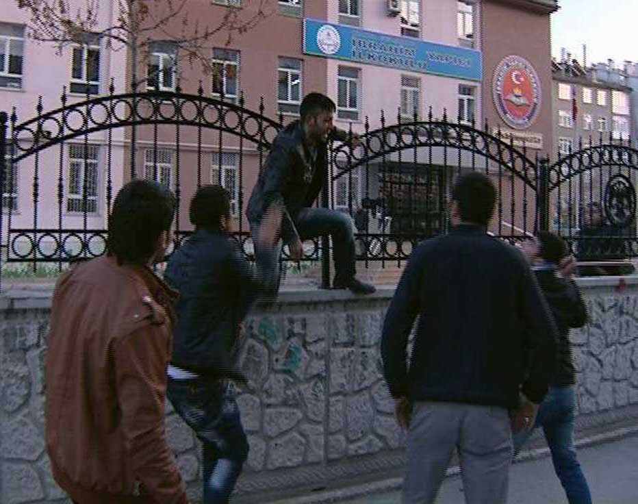 Hırsızı öyle bir dövdüler ki...