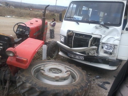 Akşehir'de traktörle minibüs çarpıştı