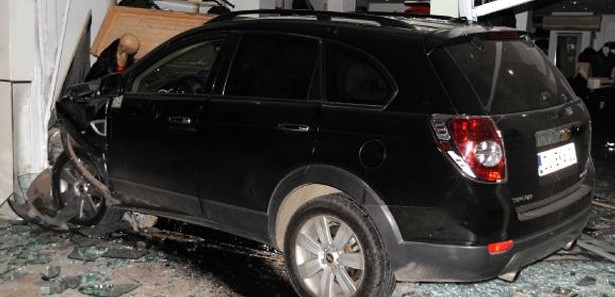 Cansız mankenlere çarptı, gerçek sanıp kaçtı