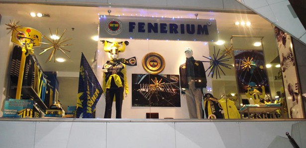 Derbiden önce mağazalarda kapıştılar