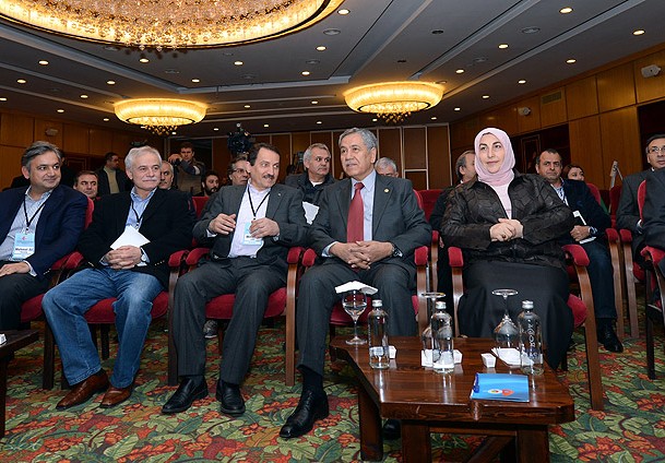 Arınç'tan ''tutuklu gazeteci'' açıklaması
