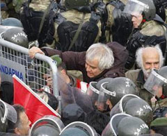 Silivri'deki bariyerleri Tarık Akan yıktı