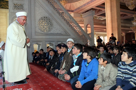Hacıveyiszade'de çocuk ve cami buluşması