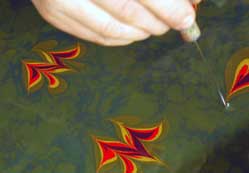 Suyun renklerle dansı: Ebru