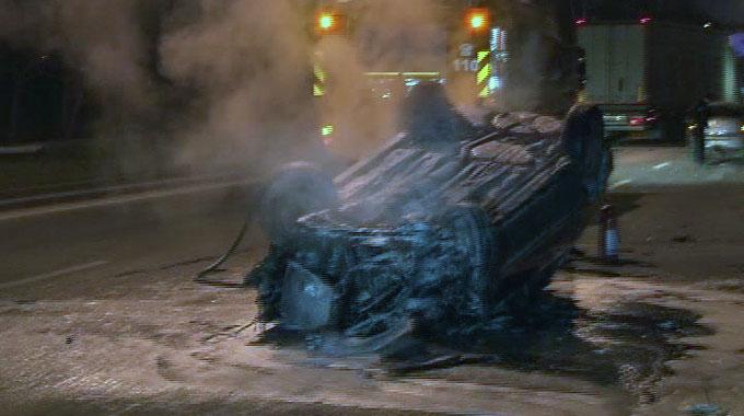 Takla atan otomobil alev aldı