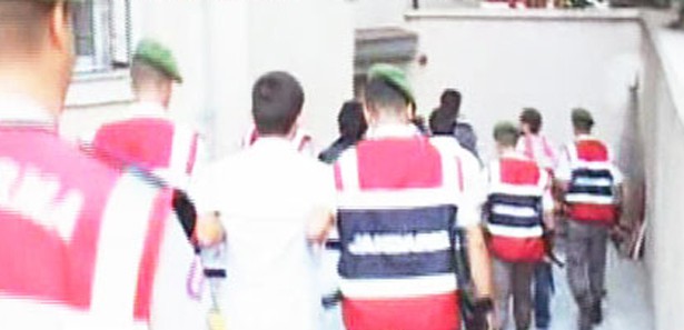 Jandarma ekiplerini görünce kaçağı araçtan attılar