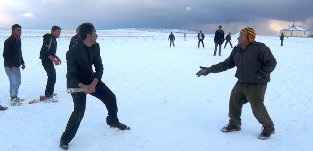 Kış ayının değişmeyen sporu 'Kürt beyzbolu'