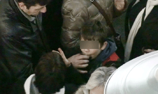 Alışveriş merkezinde çocuklara içki ikram ettiler