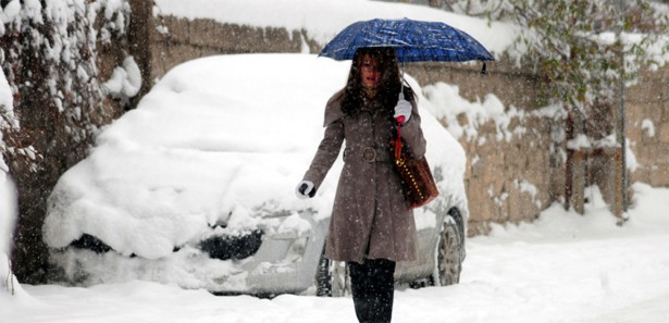 Van'da uçak seferlerine kar engeli