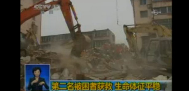 25 saat sonra enkazdan sağ çıkarıldı