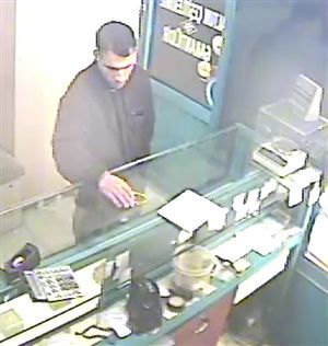 Kanlı bilezikleri satarken yakalandı