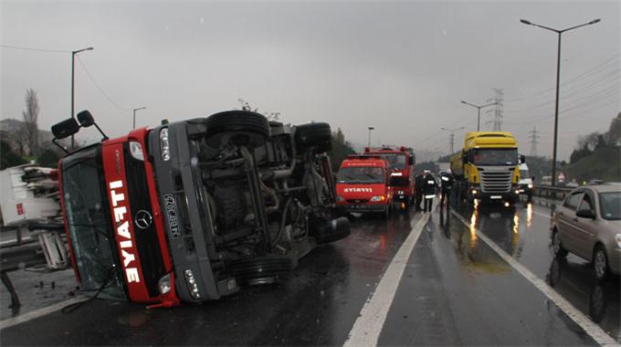 TEM'de itfaiye aracı devrildi