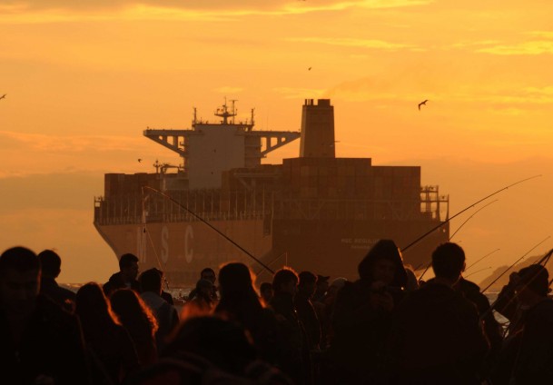 Dev gemi, boğazı kapattı