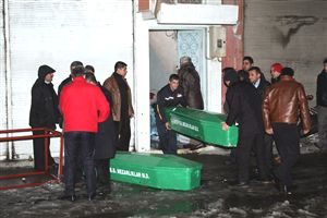 Elektriğe kapılan iki kardeş öldü