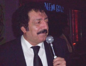 Yoğun bakımda arabeks dinliyor