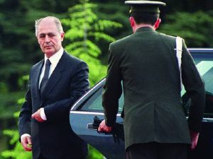 Sezer'in iki kızı kovuldu