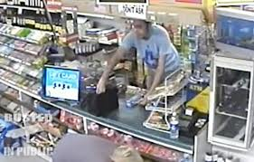 Kasiyer eski komando çıkınca