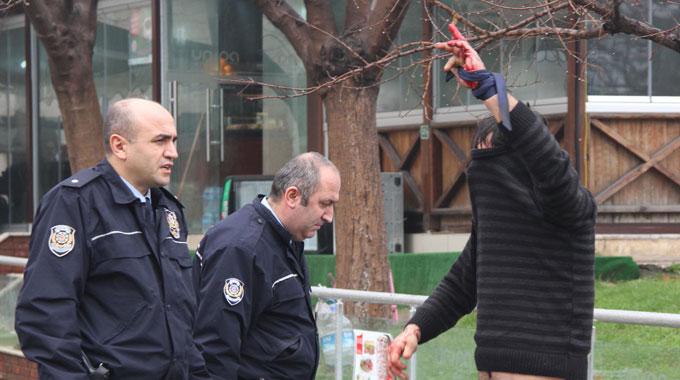 Kanlar içinde polise sığındı