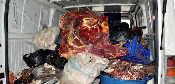 Bozuk etle lahmacun yaparken yakalandılar