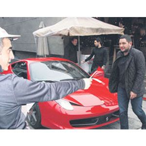 Milyonları elinin tersiyle itti