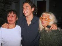 Böyle annenin ayağı öpülür