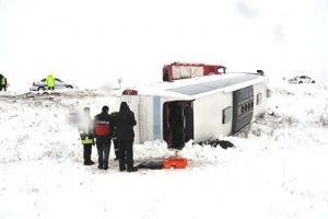 Sivas'ta yolcu otobüsü devrildi