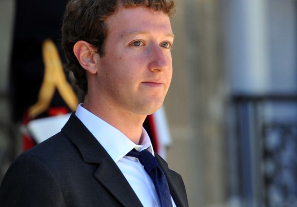 Facebook'un patronundan yarım milyar dolar