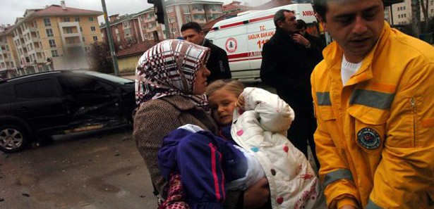 Yaralı halde küçük kızıyla eşinin yanına koştu