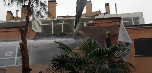 Bağdat Caddesi'nde 50 yıllık bina yıkıldı
