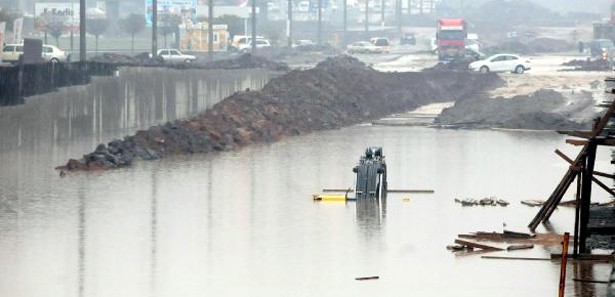 D.Bakır'da çevre yolu suya gömüldü