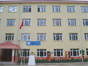 Hırsızlar okulun tabelasını çaldı