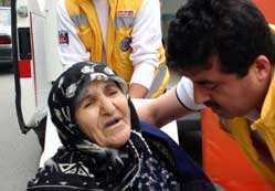 Tramvay ve durak kapısına sıkıştılar