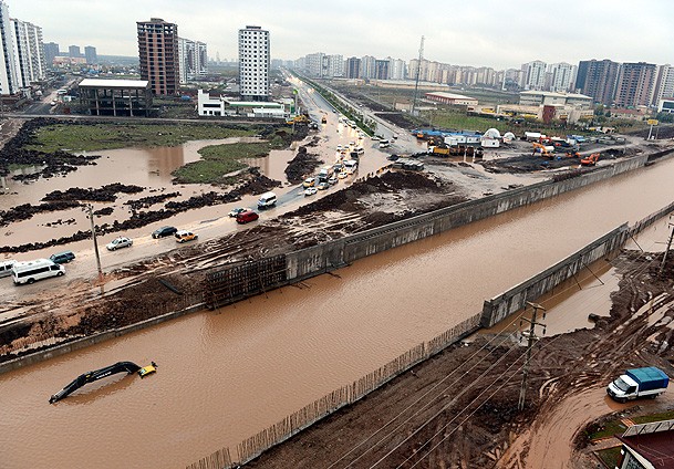 Diyarbakır ve Adana yağışa teslim