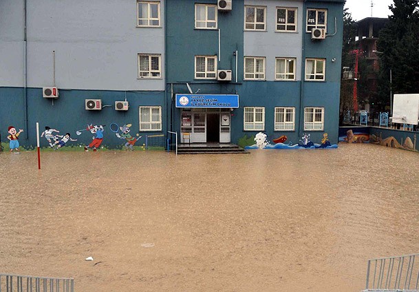 Eğitime yağış engeli