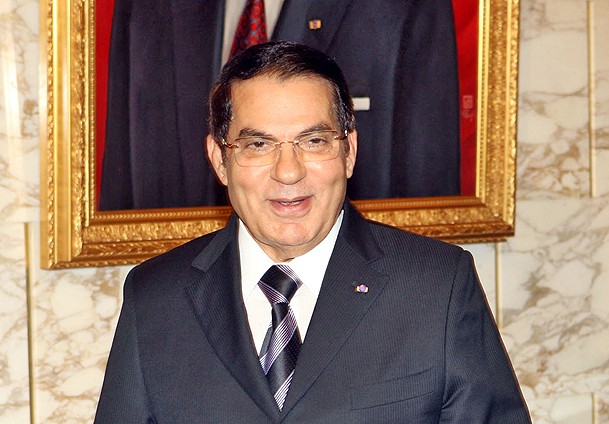 Devrik liderin malları satışta