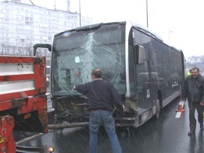 Metrobüs yoldan çıktı