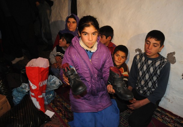 Melek yeni kıyafetleriyle okulda