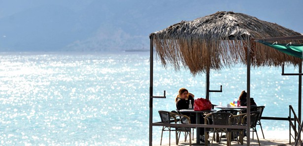 Türkiye'ye kar, Antalya'ya bahar geldi