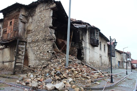 Beyşehir'de tescilli binalar yıkılıyor