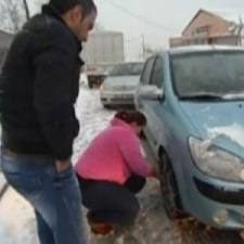 Kar zincirini kadına taktırdı