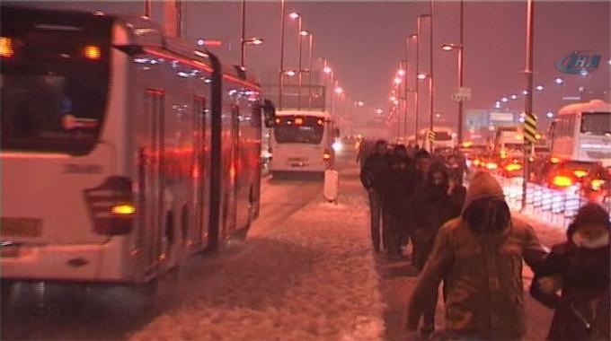 Metrobüs yürüyüş yoluna döndü